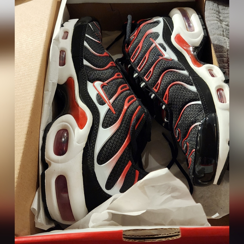 Like Brand New Nike Air Max Plus Mens Sz 6.5 converts roughly to Womens Sz8